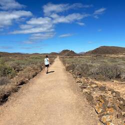 Katha läuft zum nächsten Stop, dem Leuchtturm