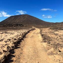 Menschenleerer Blick auf den Montaña La Caldera