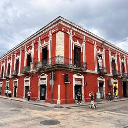 schöne Gebäude - von nahem eben eher ein gewisser Sanierungsbedarf