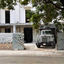 daneben ein Umbau - der Lastwagen ist fast eine Rarität