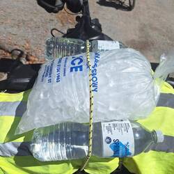 Damit wir kalte Getränke haben , kaufen wir beim Office ein Pack Eiswürfel.