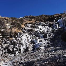 Ein eingefrorener Wasserfall