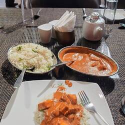 Indischer Paneer mit Reis zum Abendessen