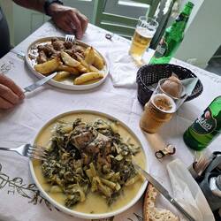 Griech. Hausmannskost: Schweinefleisch in Weinsoße + Kart. u. Lammragout mit (vermutlich) Mangold 😋