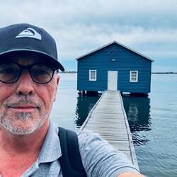 Ein blaues Bootshaus: seeeensationell!