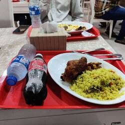 ...in dem es Reis mit Huhn und Bananen gibt