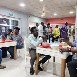 ...bringt mich in ein lokales Restaurant...