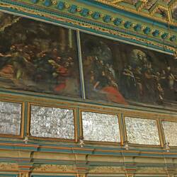 Im Innern der Kirche: wertvolle Votivtafeln aus Silber