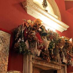 Ein herrlicher Brauch: Wer sich dort trauen lässt, hängt den Strauß über den Bogen.