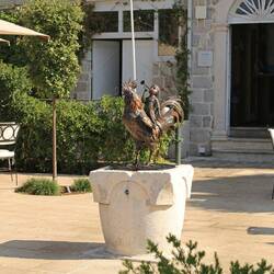 zurück in Perast: Detail auf einem frisch renovierten Hotelhof