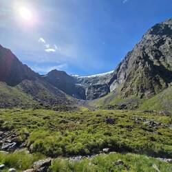 Kurz vorm Milford Sound: Die umliegenden Berge sind unglaublich schön