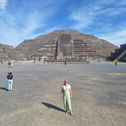 Henrike vor der Mondpyramide