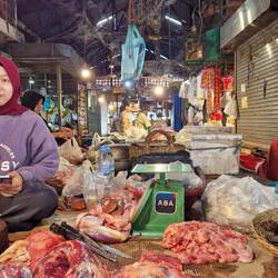 Unter der Decke hängen die Spinnenweben, darunter liegt das Fleisch.