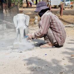 Ein Steinmetz bei seiner Arbeit.