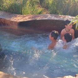Baignade dans les sources naturelles d'eau chaude des oasis