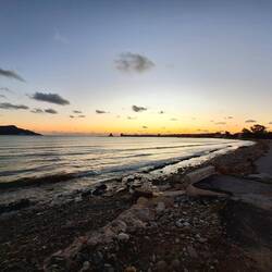 Die Uferstraße führt in den Ort