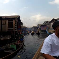 Mit Desmond, dem Sohn vom Chef, durch die Kanäle von Makoko