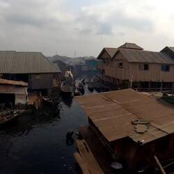 Blick von der Schule in eines der Kanäle