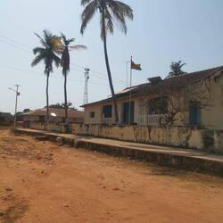 Das müsste das Rathaus der kleinen Stadt sein