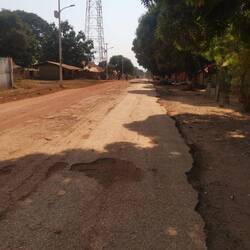 Die einzige asphaltierte Straße in dem Archipel besteht aus vielen Muscheln