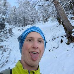 Steil durch den Schnee einer Wildtier Spur folgen...
