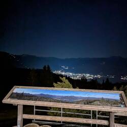 Der Blick bei Nacht von der Neureuth ins Tegernseer Tal