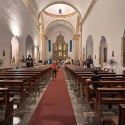 Kirche innen - echt erstaunlich wie einfach und schmucklos die Kirchen hier häufig sind