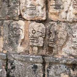 Plattform d.Schädel-hier wurden auf Stangen die Köpfe der geschlagenen/geopferten Gegner ausgestellt