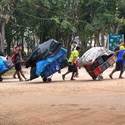 Kolonaden im Anmarsch