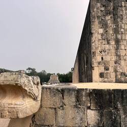 Ballspielplatz rechts oben knapp über dem Wald ein kleiner Steinkreis