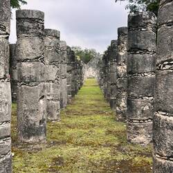 die Säulen - interessant finde ich den Aufbau mit den Verbindungsstücken der grossen Teile