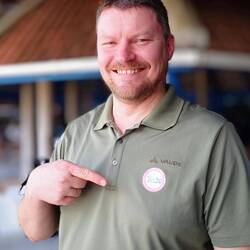 Ohne diesen Aufkleber kommt man nicht aufs Speedboot.