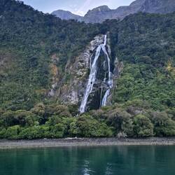 Erster Wasserfall am Piopiotahi