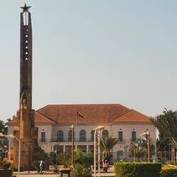 Der Präsidentenpalast hinter dem Monument für die Helden der Unabhängigkeit