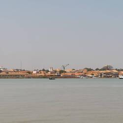 Bissaus Altstadt sieht vom Meer aus wie eine Kleinstadt