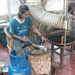 Kaffee wird händisch geröstet