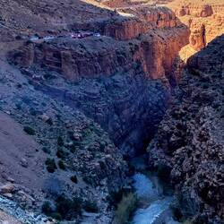 Hier ist es runter. Dort, wo die Autos stehen