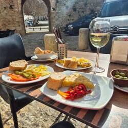 Glück gehabt. Echt gute Tapas direkt an der Stadtmauer mit Sonnenplatz