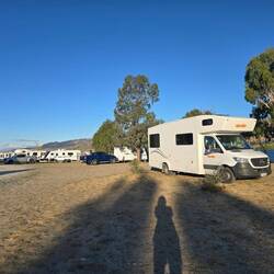 Ein riesiger Freedom Campingplatz direkt am See