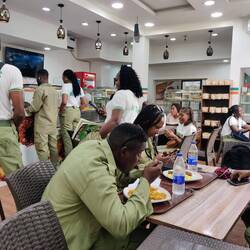 Im nigerianischen Restaurant...