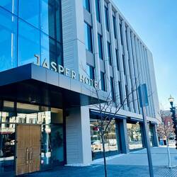 Jasper Hotel, cute boutique hotel downtown. Walking distance to shops and restaurants...we ran!🥶