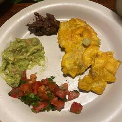 patacones con guacamole, frijoles y pico de gallo