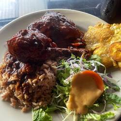 Rice and Beans con Pollo con salsa caribeña