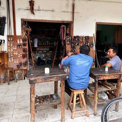 die bearbeiten Leder, machen Schuhe etc. alles selbst