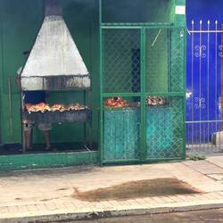 Flachgeklopfte Hühner auf dem Grill