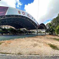 nochmals die Überdachung Sportplatz - weiter vorne war noch ein Fussballfeld, dazu viel Platz