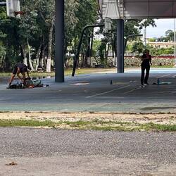 der Sportplatz ist gross überdacht, am Morgen nur kleine Gruppe