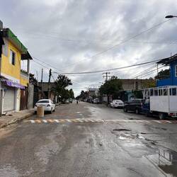 happige Schwellen - und Schlaglöcher, viel Dreck, Staub am Strassenrand