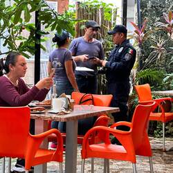 Polizist bei der Aufnahme eines Einbruchs - mit Kamera