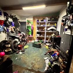 eine Reparaturwerkstatt Motos - unklar ob er auch bzw. nur vermietet oder nur repariert